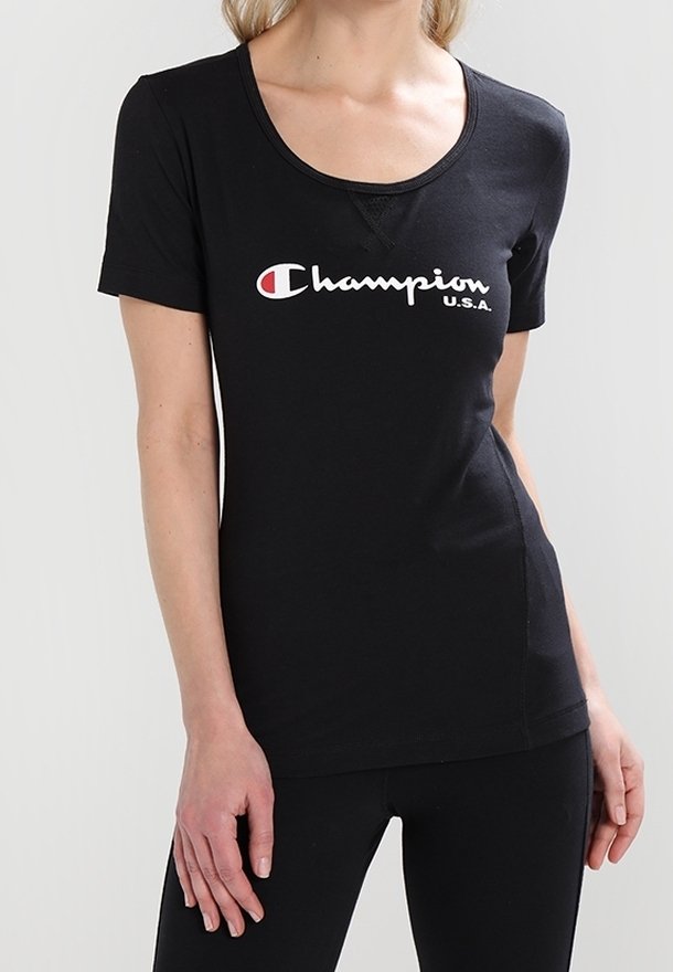 Svart kortärmad t-shirt i bomullsmix med rund halsringning och "Champion U.S.A."-logotyp i vitt och rött på framsidan.