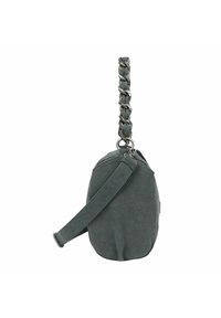 Šedá semišová kabelka se zapleteným řetízkovým držadlem, odnímatelným popruhem a zaobleným dnem. Má jemnou texturu a elegantní design.