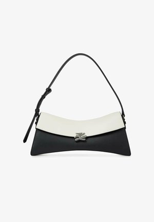 Schwarz-weiße Leder-Schultertasche mit geschwungenem Design, silbernem Verschluss-Emblem und verstellbarem schwarzem Riemen.