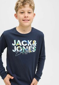 Cămașă albastră marin cu mânecă lungă, având un grafic colorat "JACK & JONES Essentials". Textură moale, guler rotund, stil ajustat.