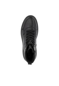Sneaker alta in pelle nera con punta rinforzata, superficie texturizzata, lacci neri e linguetta sul tallone. Design minimalista e durevole.