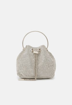 Borsa a mano di colore argento metallico con tessuto testurizzato, chiusura a coulisse e manico circolare. Presenta un accento a catena per un tocco di dettaglio in più.