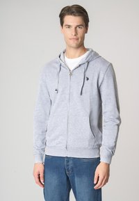 Felpa grigia con zip e cappuccio regolabile, caratterizzata da un logo ricamato sul petto e tasche frontali. Tessuto morbido e strutturato.