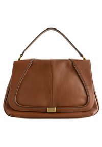 Sac à main en cuir marron au design structuré, mettant en avant deux lignes courbes sur le devant, du matériel doré et une fine bandoulière.