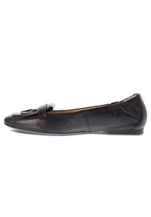 Mocassin plat en cuir noir avec détail à pampilles et talon arrière légèrement élastiqué, présenté de profil sur fond blanc.