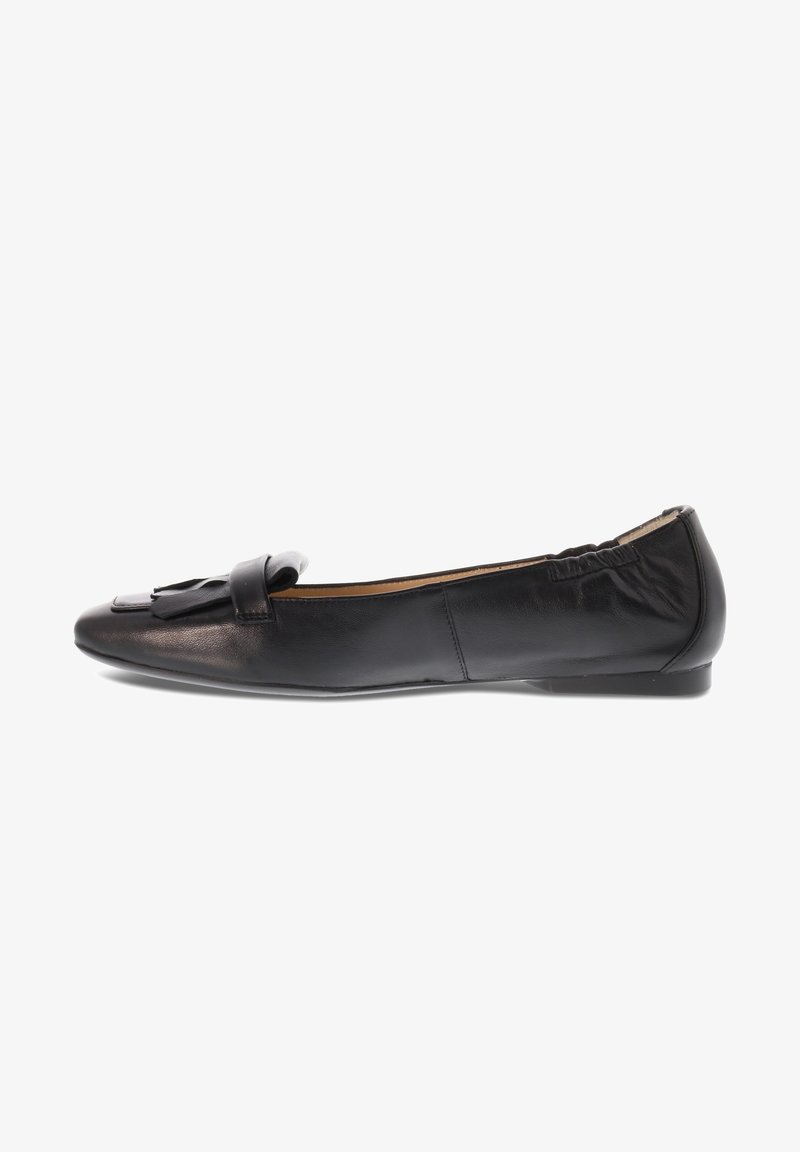Mocassin plat en cuir noir avec détail à pampilles et talon arrière légèrement élastiqué, présenté de profil sur fond blanc.