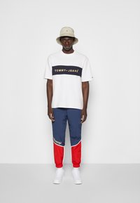 Tommy Jeans PRINTED ARCHIVE TEE - T-shirt con stampa - white