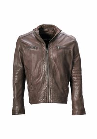 Bruine leren ritsjack met twee ritszakken op de borst, gestikte details op de mouwen en een staande kraag op een witte achtergrond.