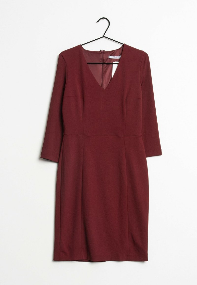 Robe bordeau mi-longue avec des manches trois-quarts et un décolleté en V, suspendue sur un cintre noir contre un fond blanc.