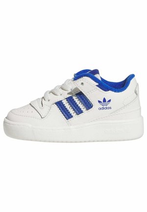Weißer Adidas-Sneaker mit blauen Streifen, blauem Innenfutter, Schnürsenkeln und Adidas-Logo an der Seite, entworfen für Kleinkinder oder junge Kinder.