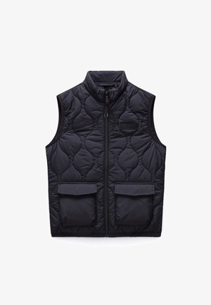Gilet nero trapuntato con colletto alto, zip frontale e due tasche con patta. Realizzato in materiale liscio e leggero con motivo a texture.