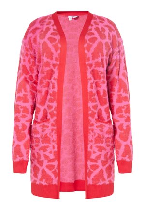 Cardigan roz cu o textură moale și pufoasă, cu un bordură roșie și buzunare. Designul include un model de print animalier roz contrastant.