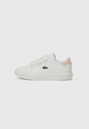 Baskets blanches avec trois bandes Velcro, accents roses au niveau du talon, et logo de crocodile vert brodé sur le côté. Matériau synthétique lisse.