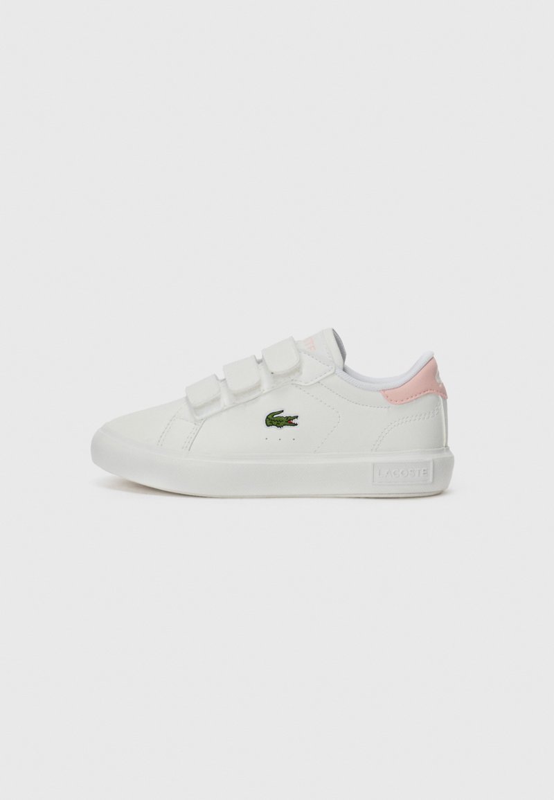 Fehér sneaker három tépőzárral, rózsaszín részletekkel a saroknál és hímzett zöld krokodil logóval az oldalon. Sima szintetikus anyag.