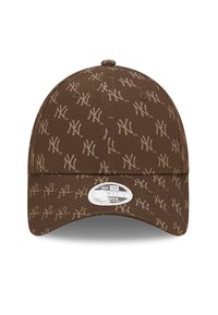 Ruskokki, jossa on toistuva vaaleanbeige NY-logo-kuvio, jämäkkä muotoilu ja kaareva lippa. Takana on säädettävä hihna.