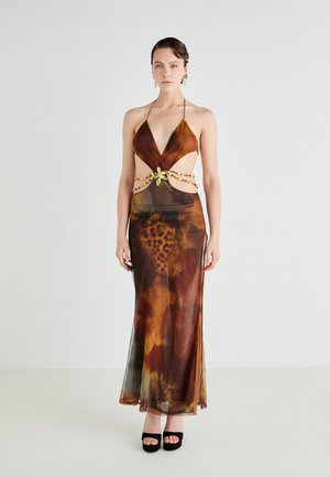 Rochie brown transparentă, cu imprimeu animalier, cu guler halter, accentuată cu detalii din lanț și un design de insectă aurie. Siluetă ajustată, lungime până la podea.