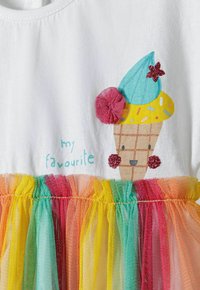 Weißes Baumwollkleid mit farbenfrohem Tüllrock. Mit einer Eistüten-Grafik in Pastellfarben, verziert mit Glitzer und dem Text "mein Lieblings."