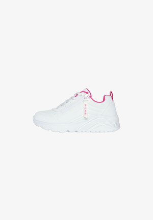 Zapatilla deportiva blanca con detalles en rosa, superficie texturizada, diseño con cordones y una etiqueta con logo en el lateral. Suela gruesa de goma.