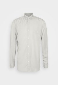 Camicia grigia chiaro a maniche lunghe con bottoni in tessuto morbido, con colletto, una tasca sul petto e orlo dritto.