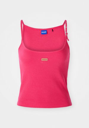 Ružové priliehavé tielko vyrobené z rebrovanej tkaniny. Má nastaviteľné ramienka a malý hnedý logový štítok vpredu. Hladká textúra.