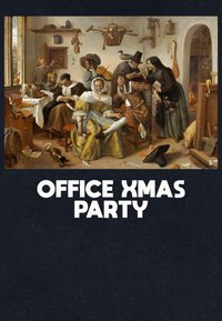 Skupina lidí v historických kostýmech se zapojuje do různých aktivit v útulném interiéru s dřevěnými trámy. Viditelné barevné oděvy, nástroje a jídlo.