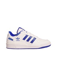 Biele nízke tenisky Adidas s modrými pruhmi, logom, vnútorným čalúnením a akcentmi na podrážke, zobrazené z boku na bielom pozadí.