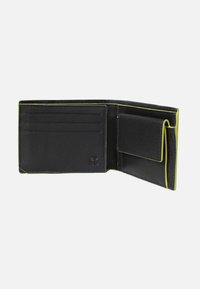 Portafoglio in pelle nera con dettagli verde lime, dotato di scomparti per carte, un compartimento per contanti e il simbolo di protezione RFID.