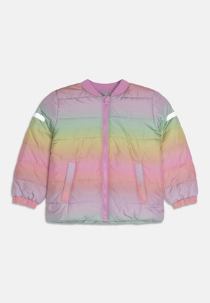 Pastelowa, puchowa kurtka dziecięca w kolorach tęczy z przednim zamkiem błyskawicznym, dwoma bocznymi kieszeniami, ściągaczami na mankietach oraz odblaskowymi paskami na obu górnych rękawach.