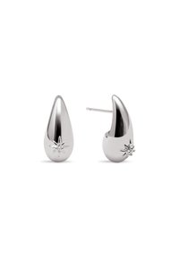 Pendientes en forma de lágrima de plata con un acabado pulido, con un acento de estrella y pequeños adornos en la base. Diseño simple y elegante.