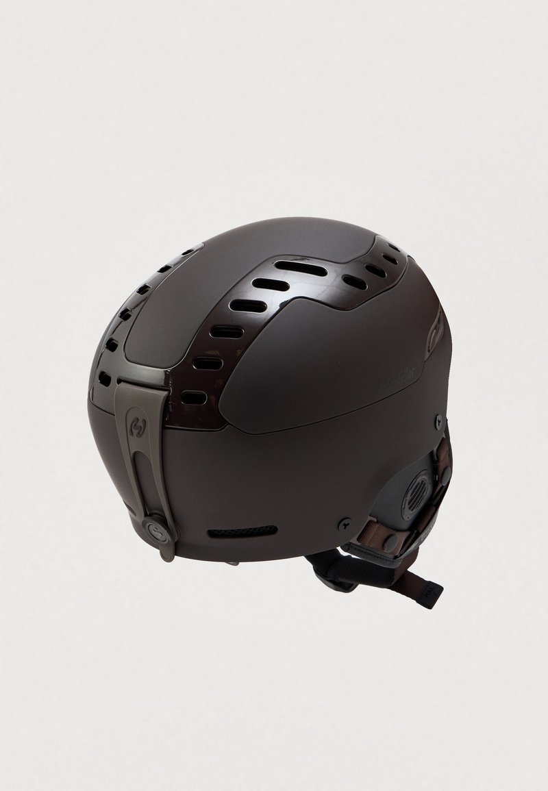 Brauner Skihelm mit Belüftungsöffnungen, matt glatter Oberfläche, verstellbarem Riemen und einem sicheren Befestigungsmechanismus auf der Rückseite.