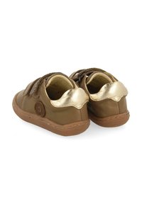 Zapatos de cuero marrón con acentos dorados y correas de velcro texturizadas; punta redonda y suelas blandas; detalle del logotipo en la parte trasera.