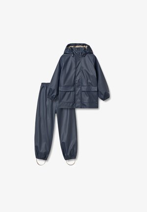 Veste de pluie imperméable bleu marine pour enfants avec capuche et pantalon de pluie assorti avec poignets élastiques et sangles aux chevilles.