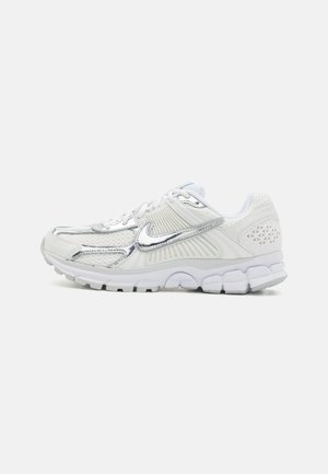 ZOOM VOMERO 5 - Sneakersy niskie