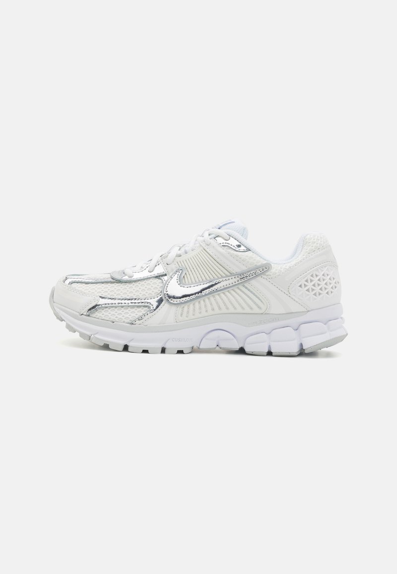 Nike Sportswear - ZOOM VOMERO 5 - Sneaker low - white/metallic silver/summit white/pure platinum, Vergrößern