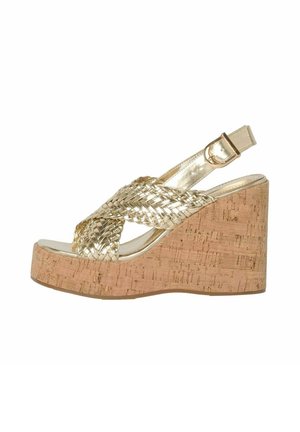 Goldene, gewebte Wedge-Sandalen mit einer Korkplattform und metallischen Riemen. Offenes Zehendesign mit verstellbarem Knöchelriemen. Glatte Textur.
