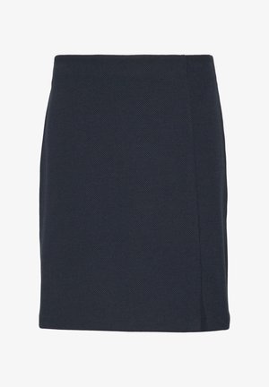 Gonna fitted blu navy in tessuto testurizzato, con taglio dritto e uno spacco laterale, caratterizzata da un design pulito senza hardware o decorazioni visibili.
