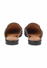 Svarta slide-sandaler med öppen häl, ovandel i läder och slät tan-färgad innersula. Enkelt design med minimala hårdvarudetaljer.
