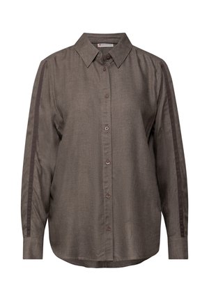 Camicia marrone a maniche lunghe con colletto, caratterizzata da strisce laterali scure, bottoni frontali e una vestibilità rilassata. Tessuto morbido e testurizzato.