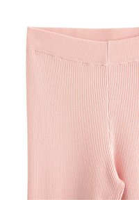 Leggings rosa a coste con vita ampia, texture morbida e design aderente, che enfatizzano comfort e flessibilità.