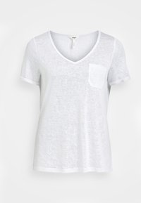 Hvid T-shirt med kort ærme og V-udskæring, med en lomme på venstre bryst, lavet af et let, struktureret stof. Rund kant og opkiddede ærmer.