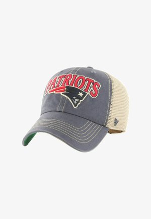 Graue und beige Baseballkappe mit rotem "Patriots"-Schriftzug und stilisiertem Patriot-Logo vorne, beigem Netzrücken und gebogenem Schirm.