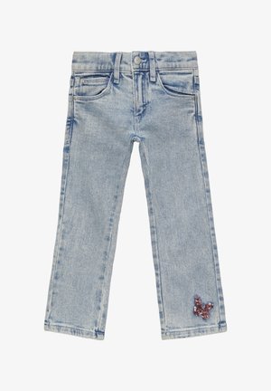 Lyseblå denimjeans til børn med forlommer og en lille lilla paliet sommerfugl på højre ben nær kanten.