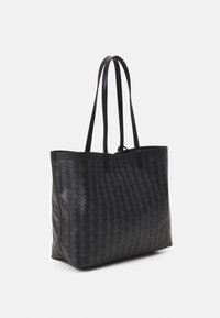 Sac cabas noir avec motif géométrique, texture lisse, deux longues poignées et ouverture supérieure. Fabriqué en matériau durable, intérieur spacieux.