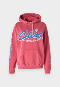 Rød hettegenser med blå grafisk tekst "Chies Custom Supply," med lomme foran, snorhette og ribbestrikkede mansjetter. Myk Stoffkvalitet.