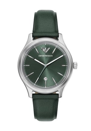Reloj con correa de cuero verde, caja de acero inoxidable plateado, esfera verde texturizada, marcadores de hora plateados y ventana de fecha a las 6 en punto.