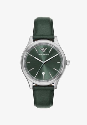 Hodinky s tmavě zeleným koženým řemínkem, stříbrným pouzdrem z nerezové oceli, texturovaným zeleným ciferníkem, stříbrnými indexy hodin a okénkem data na šesté hodině.