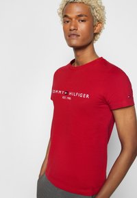 Tommy Hilfiger TOMMY LOGO TEE - T-shirt estampada - red alert