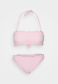 Conjunto de bikini rosa com um top texturizado, apresentando um detalhe de nó torcido e bordas com franjas, combinado com uma parte de baixo de corte baixo que combina.