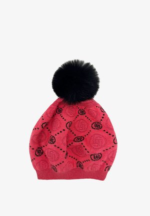 Cappellino rosso a maglia con un pon pon in ecopelliccia nero, caratterizzato da un motivo di loghi neri e puntini su tutta la superficie. Texture morbida.