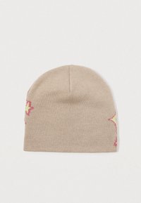 Beżowa dzianinowa czapka z różowymi i żółtymi wzorami gwiazdek po bokach, leżąca płasko na białym tle.